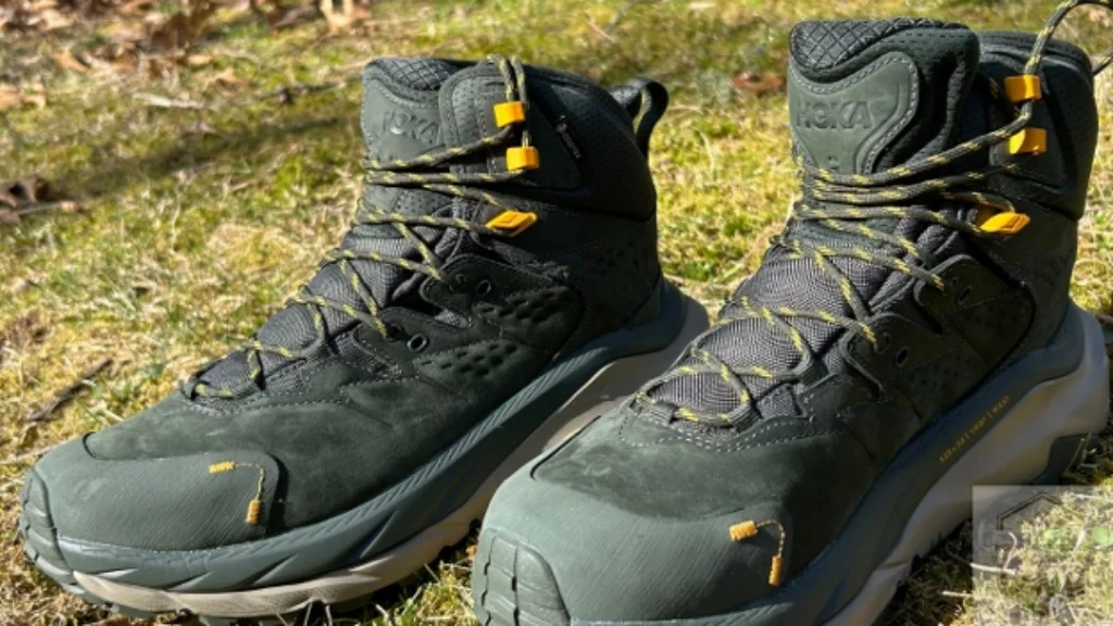 blog-img-1723300133821 Hoka Kaha 2 sitting in grass highlighting the nubuck leather