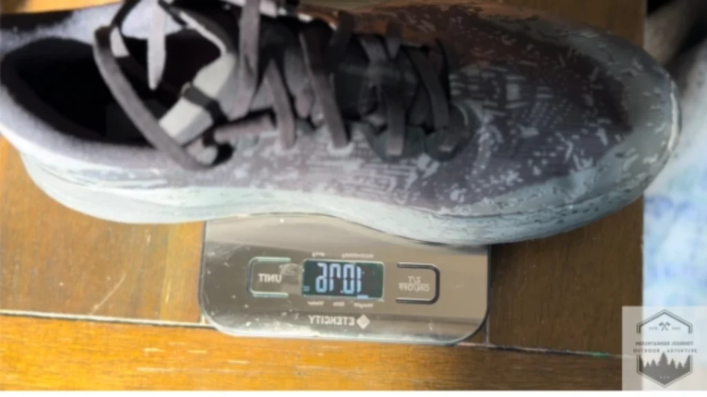 speedgoat 6 on the scale weighing 10oz