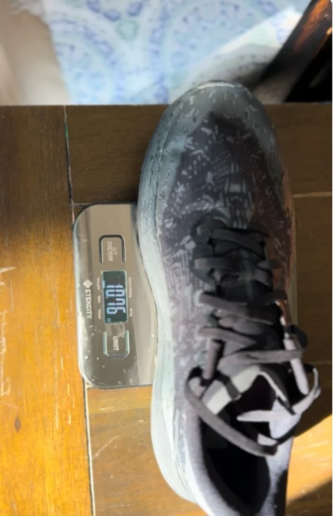 hoka speedgoat 6 on the scale