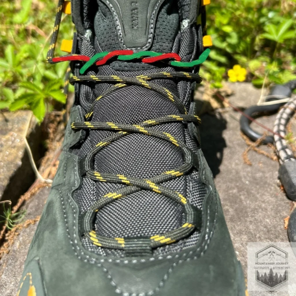 overhand knot on kaha 2 laces