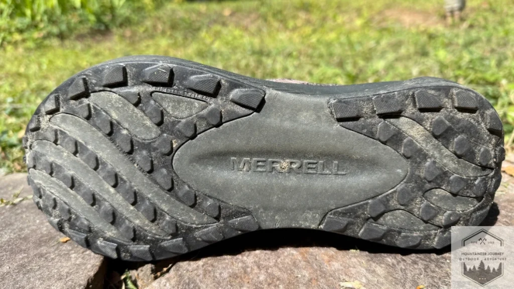 Outsole of the merrell morphlite featuring the 2mm lugs