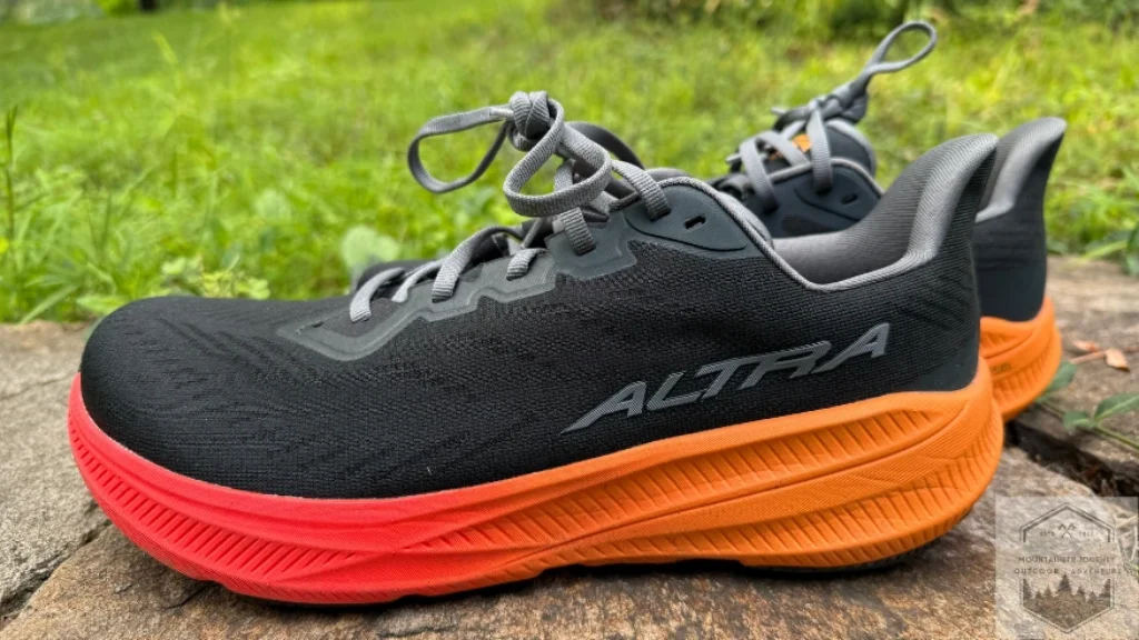 side view of the altra experience flow 2 on a wall