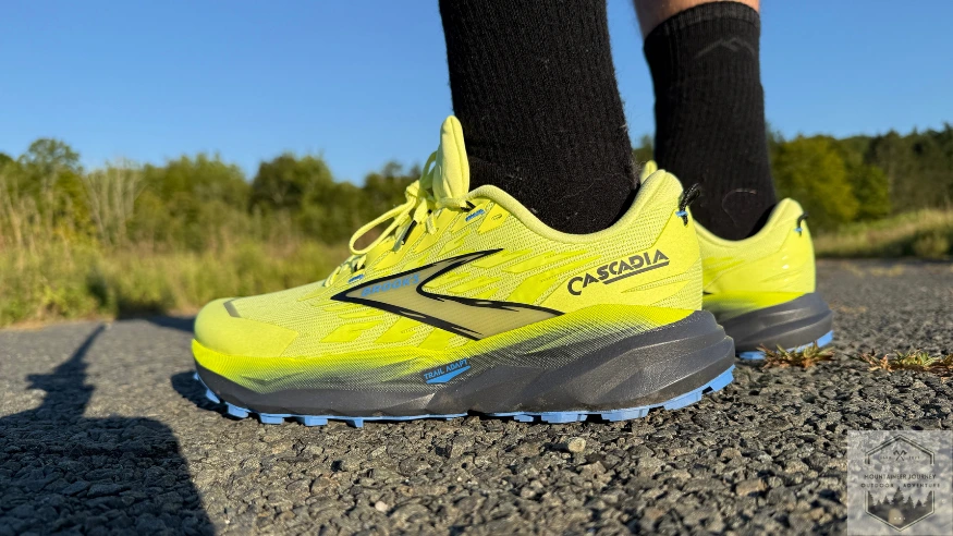 Side profile of Brooks Cascadia 19 showing DNA Loft v3 branding; nitrogen-infused midsole providing a balance of dampening and responsiveness on technical trails