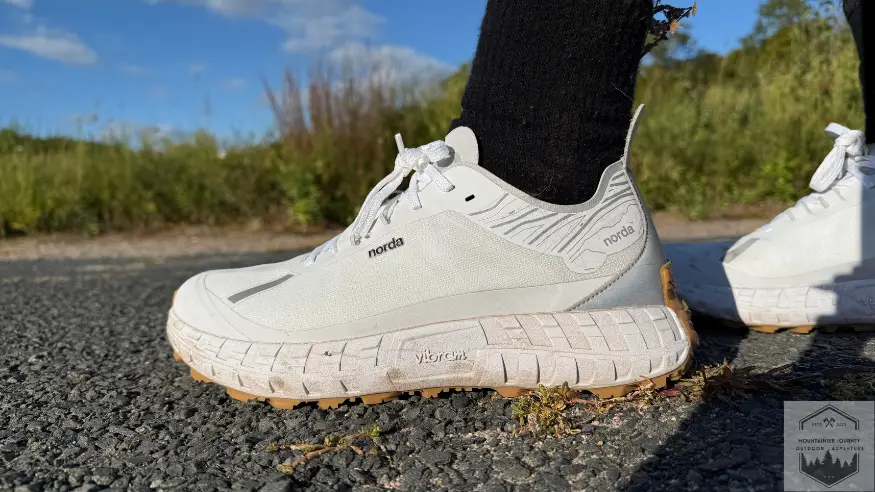 Top-down view of Norda 001 on loose gravel, showing the broad landing platform that prevents ankle rolling on shifting terrain