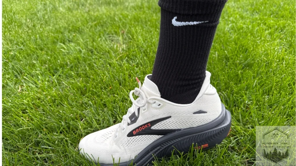 Forefoot strike with shoes in grass