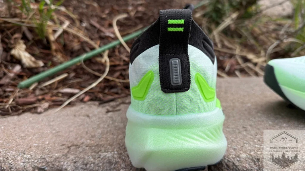 Heel view of the Glycerin 23