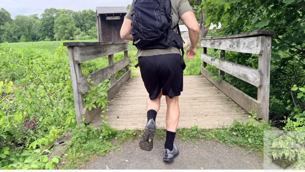 Running over a bridge with Saucony Peregrine 16